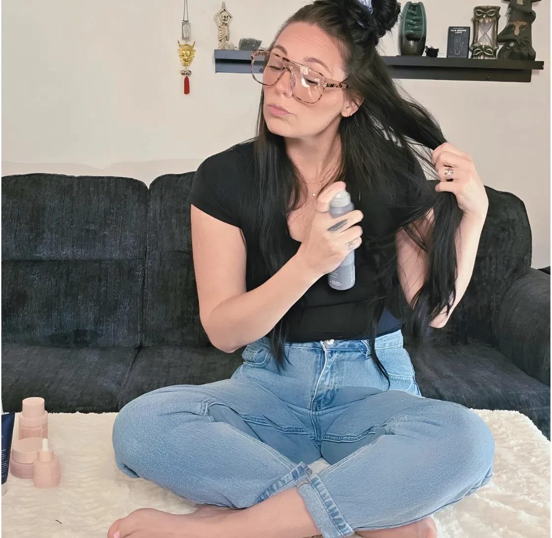 Kay applying the texturizing spray through her lengths